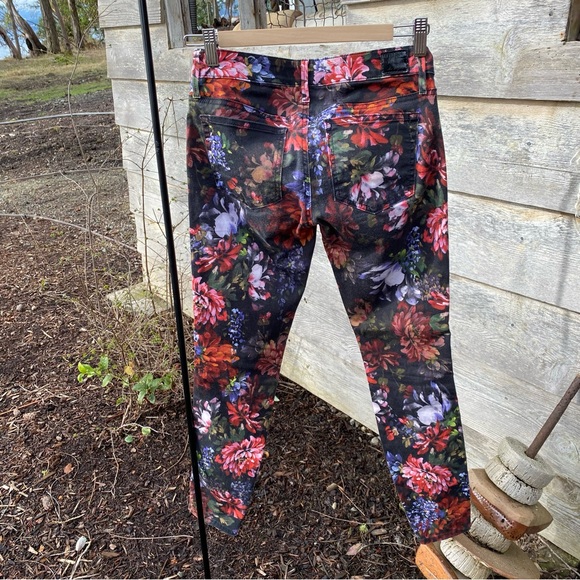 Guess floral leggings. - Picture 2 of 11